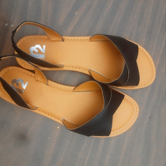 🍀3/15 🆕️ R2 black Sandals - Picture 3 of 5